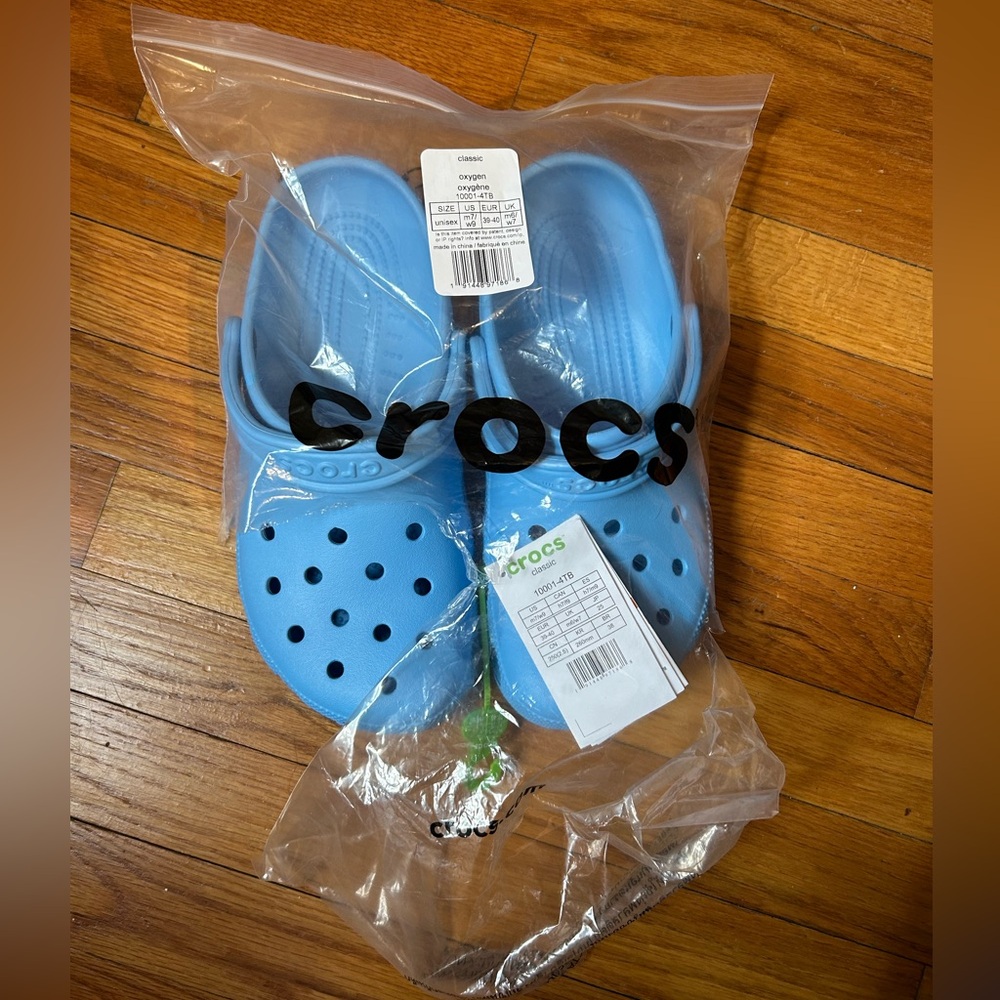 Crocs Classic Clogs in Oxygen Blue NWT